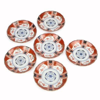 Lot 27 - A SET OF SIX JAPANESE IMARI DISHES
