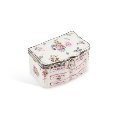 Lot 695 - A MENNECY SILVER-MOUNTED SHAPED RECTANGULAR SNUFF BOX