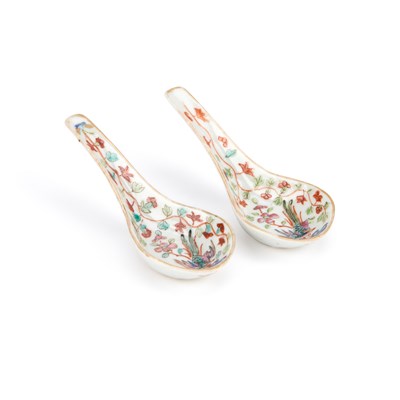 Lot 83 - A PAIR OF CHINESE FAMILLE ROSE PORCELAIN SPOONS