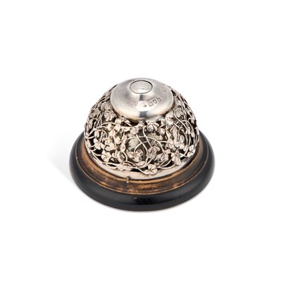 Lot 323 - AN EDWARDIAN SILVER TABLE BELL