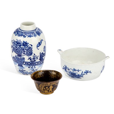 Lot 36 - AN 18TH CENTURY ENGLISH BLUE AND WHITE PORCELAIN CADDY