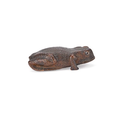 Lot 705 - A TREEN FROG OR TOAD SNUFF BOX