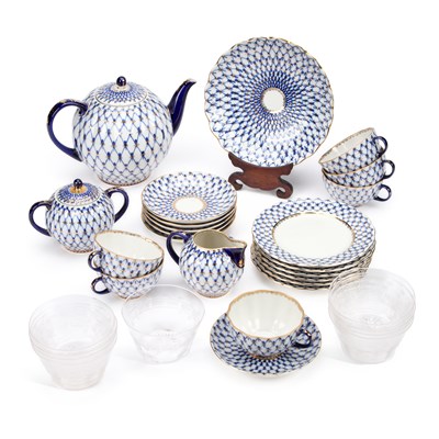 Lot 71 - A VINTAGE RUSSIAN LOMONOSOV BLUE AND WHITE TEA SERVICE