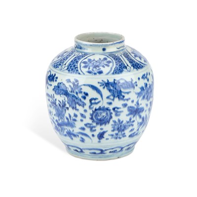 Lot 76 - A CHINESE BLUE AND WHITE KRAAK PORCELAIN VASE