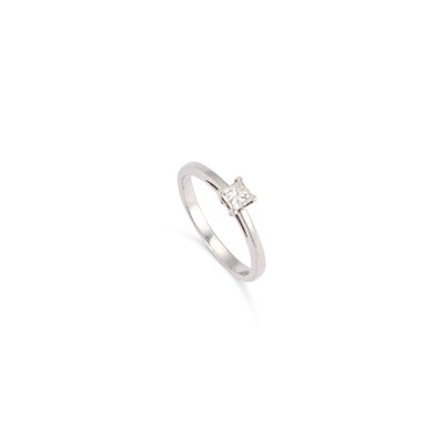 Lot 469 - A PLATINUM PRINCESS-CUT SOLITAIRE DIAMOND RING