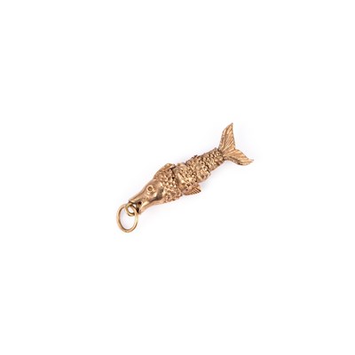 Lot 549 - A 9 CARAT GOLD ARTICULATED FISH CHARM PENDANT