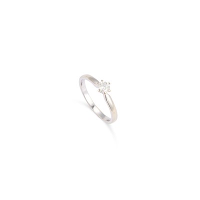 Lot 415 - A 9 CARAT WHITE GOLD SOLITAIRE DIAMOND RING