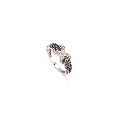 Lot 463 - A 9 CARAT WHITE GOLD BLACK AND WHITE DIAMOND RING