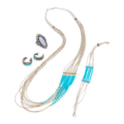 Lot 429 - A CAROLYN POLLACK AGATE RING AND PAIR OF TURQUOISE EARRINGS AND A NAVAJO NECKLACE AND BRACELET SET