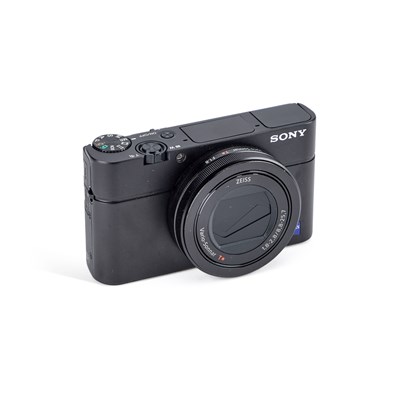 Lot 588 - A SONY CYBERSHOT RX100 III DIGITAL CAMERA