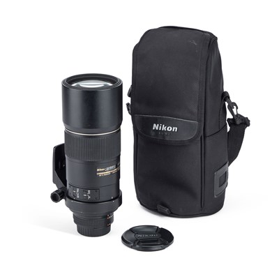 Lot 592 - A NIKON AF-S NIKKOR 300MM F/4 D AUTO FOCUS LENS