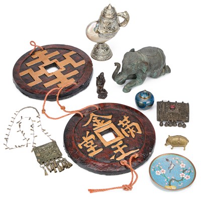 Lot 484 - A GROUP OF DECORATIVE ITEMS