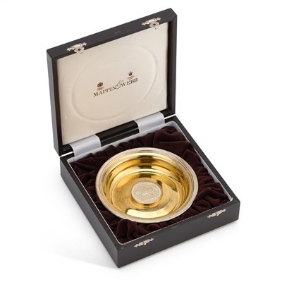 Lot 302 - AN ELIZABETH II SILVER AND SILVER-GILT ROYAL COMMEMORATIVE DISH
