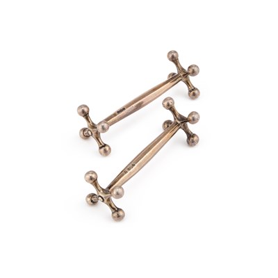 Lot 318 - A PAIR OF GEORGE V SILVER KNIFE RESTS