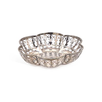 Lot 326 - AN EDWARDIAN PIERCED SILVER DISH