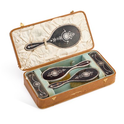 Lot 289 - A GEORGE V SILVER-MOUNTED TORTOISESHELL VANITY SET