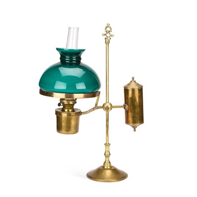 Lot 518 - AN EARLY 20TH CENTURY BRASS STUDENT'S OIL LAMP
