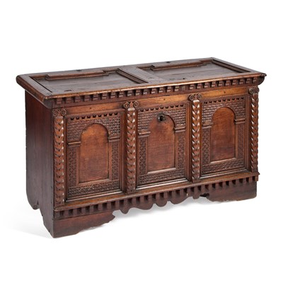 Lot 686 - A LARGE CONTINENTAL OAK COFFER