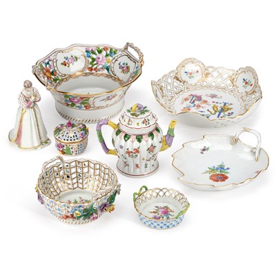 Lot 34 - A GROUP OF GERMAN PORCELAIN