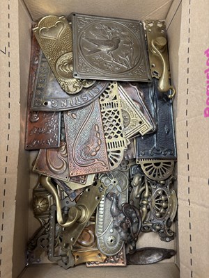 Lot 169 - A GROUP VICTORIAN AND LATER COPPER AND BRASS FINGER PLATES, FURNITURE MOUNTS AND HANDLES