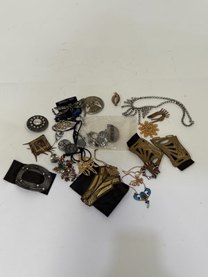 Lot 385 - A GROUP OF JEWELLERY AND ACCESSORIES