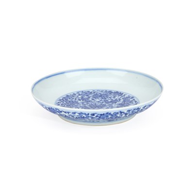 Lot 101 - A CHINESE BLUE AND WHITE PORCELAIN SAUCER DISH