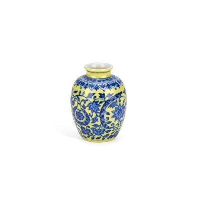 Lot 110 - A CHINESE YELLOW-GROUND BLUE AND WHITE 'LOTUS' JARLET