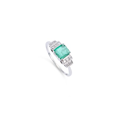 Lot 471 - AN EMERALD AND DIAMOND RING
