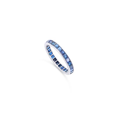 Lot 526 - A SAPPHIRE ETERNITY RING