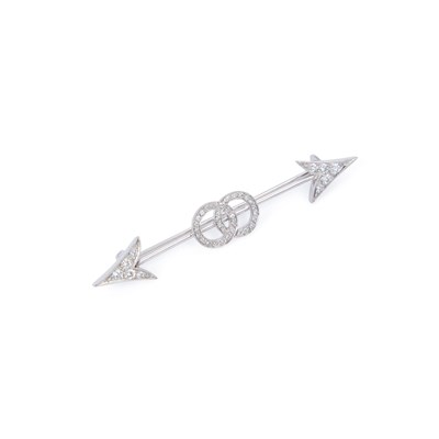 Lot 470 - AN 18 CARAT WHITE GOLD DIAMOND ARROW BAR BROOCH