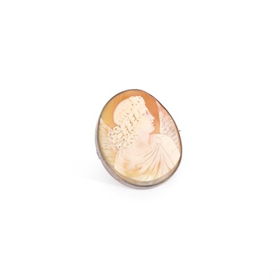 Lot 501 - A LARGE SHELL CAMEO BROOCH