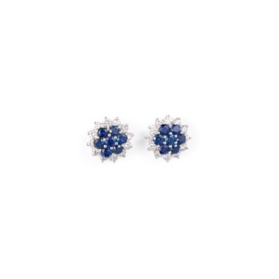 Lot 372 - A PAIR OF SAPPHIRE AND DIAMOND CLUSTER STUD EARRINGS