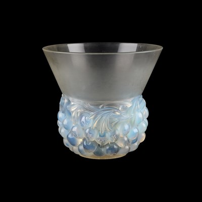 Lot 12 - RENÉ LALIQUE (FRENCH, 1860-1945), A 'CERISES' VASE, DESIGNED 1930