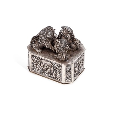 Lot 192 - A CHINESE SILVER BOX