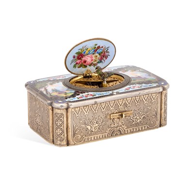 Lot 557 - A FINE 19TH CENTURY SWISS PARCEL-GILT SILVER AND ENAMEL SINGING BIRD BOX