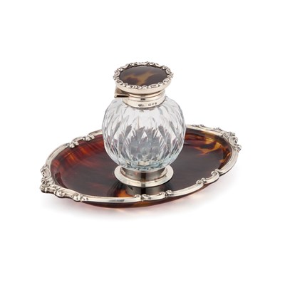 Lot 336 - AN EARLY 20TH CENTURY SILVER-MOUNTED TORTOISESHELL INKWELL