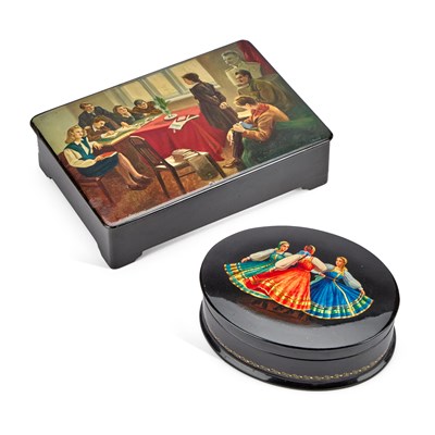 Lot 572 - TWO RUSSIAN LACQUERED PAPIER-MÂCHÉ BOXES
