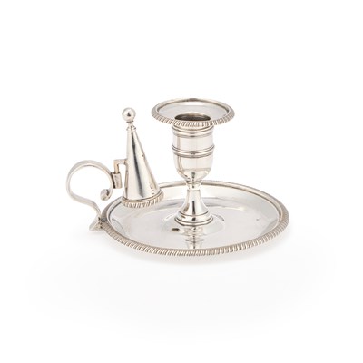 Lot 402 - A SMALL GEORGE III SILVER CHAMBERSTICK