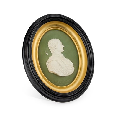 Lot 31 - A TITLED WEDGWOOD GREEN JASPER PORTRAIT PLAQUE OF SIR ISAAC NEWTON
