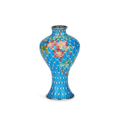 Lot 128 - A JAPANESE MORIAGE AND GINBARI CLOISONNÉ ENAMEL VASE