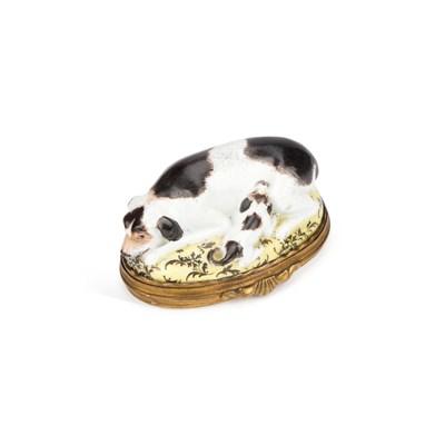 Lot 583 - A MENNECY-TYPE PORCELAIN SNUFF BOX