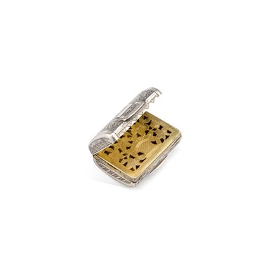 Lot 404 - A GEORGE III SILVER VINAIGRETTE