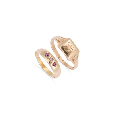 Lot 231 - A RUBY AND DIAMOND THREE STONE RING AND A SIGNET RING