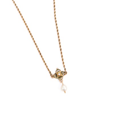 Lot 425 - A PEARL PENDANT NECKLACE