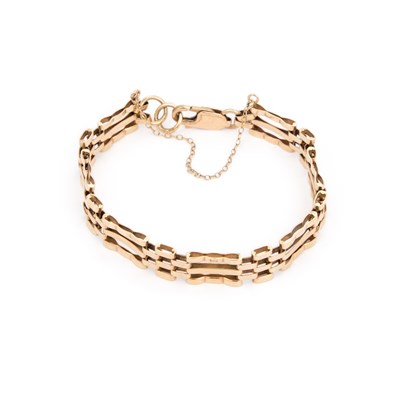Lot 394 - A 9 CARAT GOLD GATE LINK BRACELET