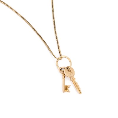 Lot 368 - A DOUBLE KEY PENDANT ON CHAIN