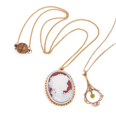 Lot 525 - A 9 CARAT GOLD CAMEO BROOCH PENDANT ON CHAIN AND AN EDWARDIAN PENDANT ON 9 CARAT GOLD CHAIN