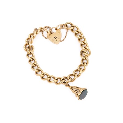 Lot 453 - A 9 CARAT GOLD CURB LINK BRACELET WITH A HEART PADLOCK CLASP AND BLOODSTONE FOB