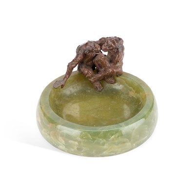 Lot 494 - A 20TH CENTURY BRONZE AND ONYX ASHTRAY