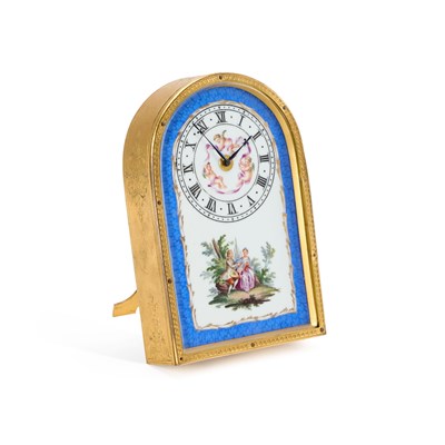 Lot 671 - A 19TH CENTURY GILT-BRASS AND PORCELAIN STRUT CLOCK